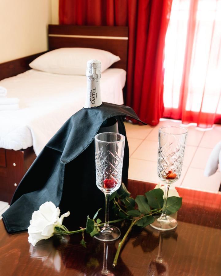 Canadian Hotel Лаганас Экстерьер фото