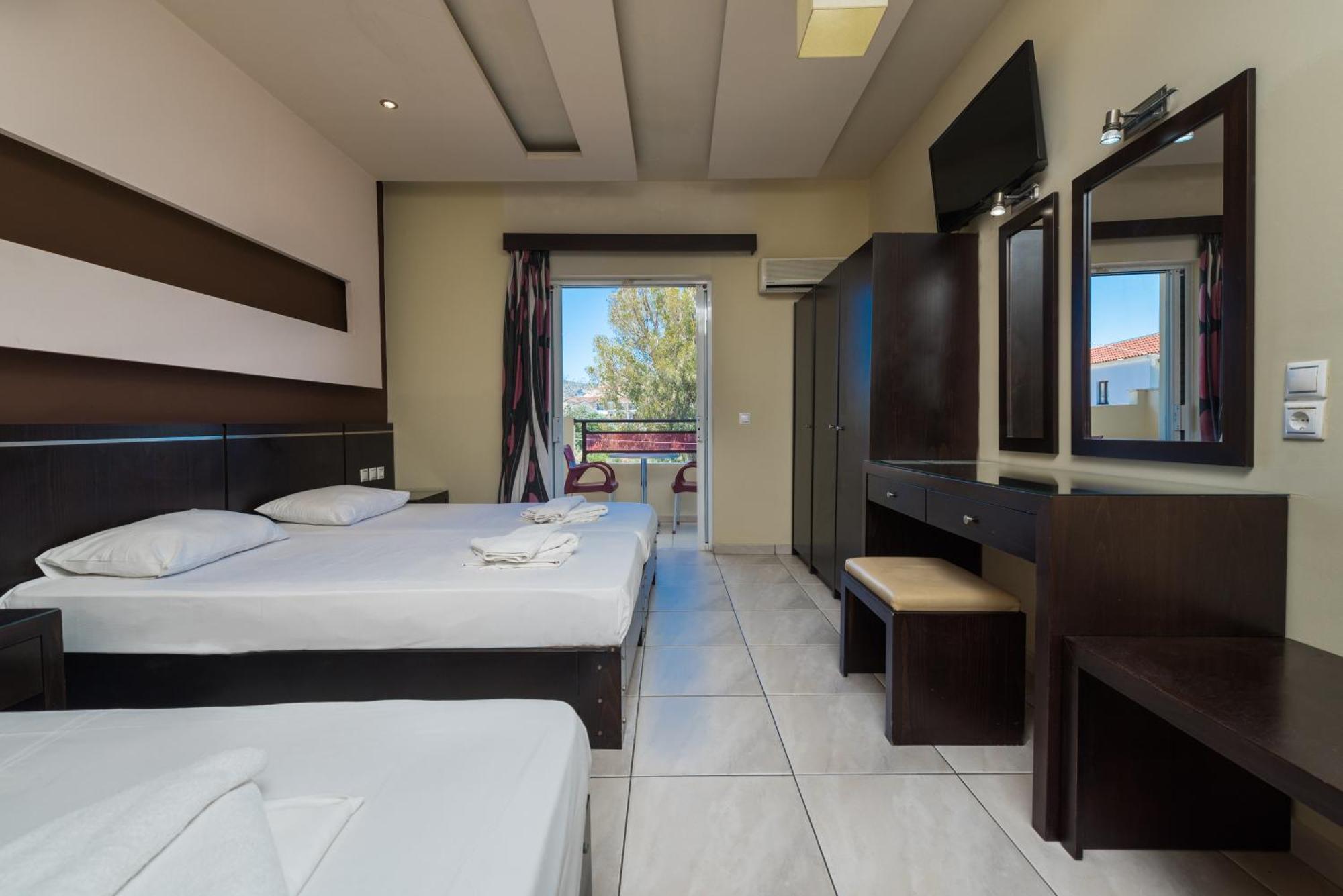 Canadian Hotel Лаганас Экстерьер фото